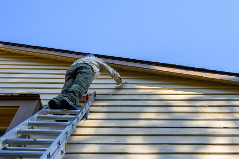 Expert Roofer Fixing House Siding In West University Place, TX